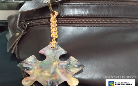 GANTUNGAN KUNCI BERBAHAN DASAR TUTUP BOTOL «IEUMAH DAUR ULANG»